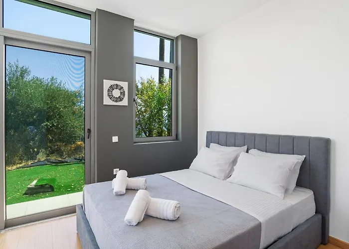 Seaview Serenity - Jacuzzi & Panoramic Views *