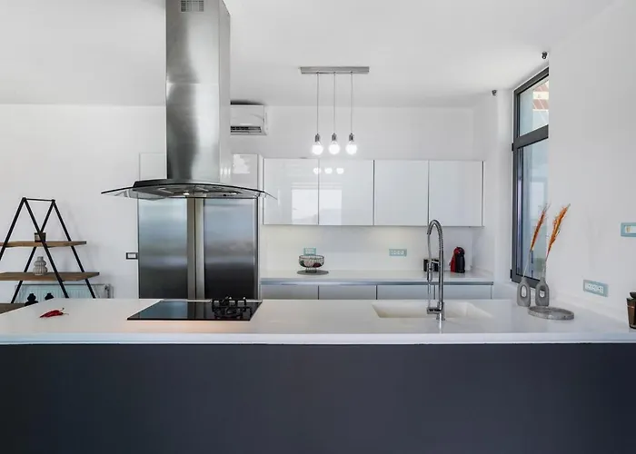 Seaview Serenity - Jacuzzi & Panoramic Views *