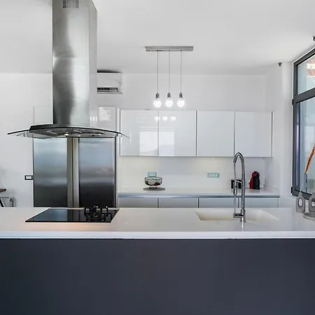 Seaview Serenity - Jacuzzi & Panoramic Views *