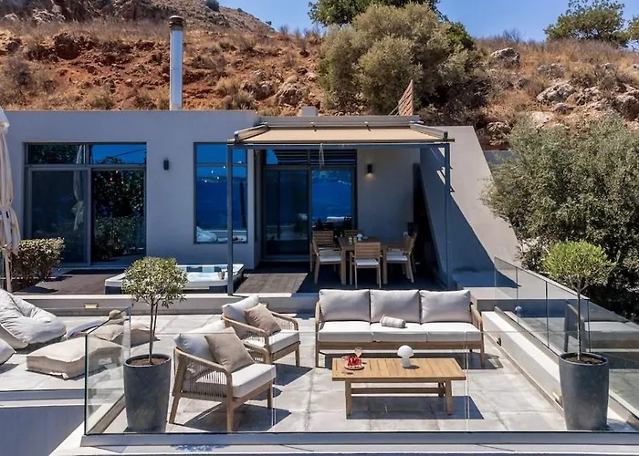 Seaview Serenity - Jacuzzi & Panoramic Views 干尼亞